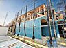 外観：【外観】安心と期待を乗せて進む、建設途中の戸建て。