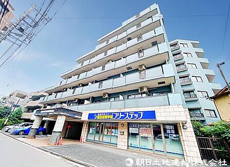 【外観】シンプルかつ品格あるサインが、住まいの顔となる存在感を。