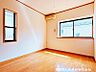 室内：【洋室】大きな窓からたっぷりと陽光が注がれる明るいお部屋です。