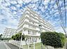 外観：【外観】休日は家族でお散歩、緑あふれる街と快適な新築の住まいが暮らしを彩る。
