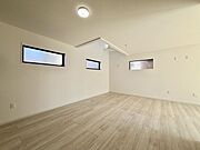 吹抜け仕様により、明るく開放的なリビング♪窓の位置が高いので、家具配置がしやすいのも◎