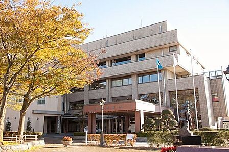 流山市役所2015(平成27)年8月には、流山市役所内に「子育て支援総合窓口」も開設され、各種の手続きがさらにわかりやすくなっております。 390m
