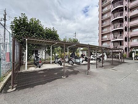 〈バイク置場〉
