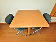 折りたたみ式机とイス２脚を完備です。