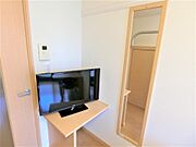 テレビと全身鏡を完備です。