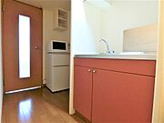 キッチンには２口コンロ付と電子レンジ・２ドア冷蔵庫を完備です。
