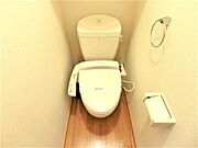 温水洗浄機付のトイレです☆