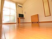 エアコン・テレビ・カーテンレース・折り畳み机・全身鏡・照明を完備です。