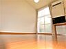 リビング/ダイニング：薄型テレビ・カーテン・折りたたみ式机・イス２脚完備の明るいお部屋です。