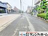 外観：前面道路は交通量が少なく静かで安全な住環境です。小さなお子様がいても安心ですね。