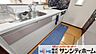 キッチン：作業スペースと収納を確保した使い勝手の良いシステムキッチンです。