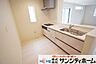キッチン：作業スペースや収納をしっかり確保したシステムキッチンを採用。