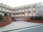 平田中学校　754m　徒歩約10分　地下鉄・名鉄小田井駅・南改札口から徒歩約15分に位置する中学校です。「自ら　考え　鍛え　ともに高まる」を教育目標に掲げています。