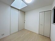 2階洋室は上部からも陽の光を取り込めます！室内を明るくしてくれ、心地よく過ごせます♪