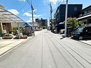 前面道路は6m以上と広めなため、スムーズな運転が可能♪
