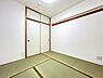 室内：和室には押入れが備わっています。