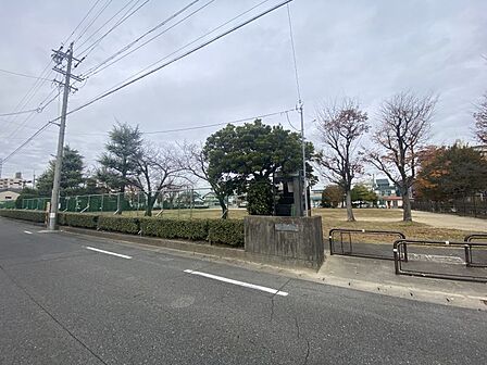 駅前公園まで 453m 徒歩約6分
