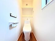 トイレの背面には棚がついているので衛生用品を収納していただけます！
