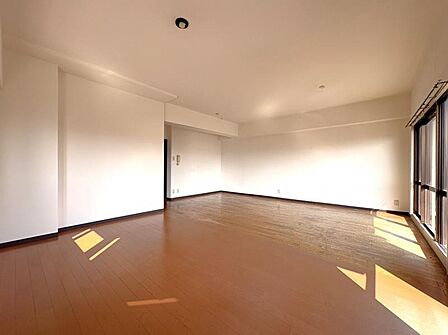 LDK横に約6帖の部屋がありましたが、壁をなくして大きな一つの空間になりました!