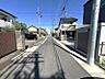 外観：幅員も広く見通しの良い前面道路は車の出し入れも安心です。