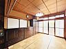 室内：重厚感があり心が落ち着く和室です。