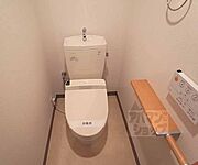 温水洗浄便座付きのトイレ