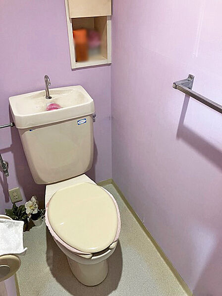 ラベンダー色の壁紙が落ち着くトイレ空間に
