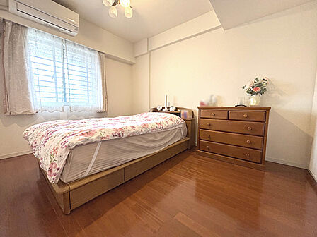 折り上げ天井になっているので開放感のあるお部屋です！