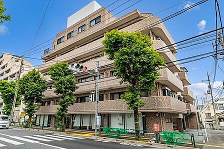 重厚感のある外壁タイル貼りのマンション。