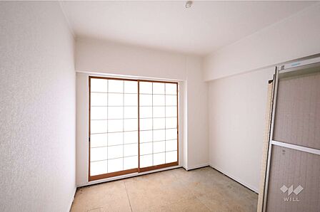 南側和室4.5帖［2024年6月13日撮影］南バルコニーに面した明るい和室です。LDKと隣接しています。家具のレイアウトがしやすい形状の居室です。