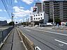 外観：ローレルハイツ茨木総持寺1号棟の南側前面道路（国道171号線）車での移動が便利な立地！周辺は平坦地のため、自転車での移動もスムーズ！