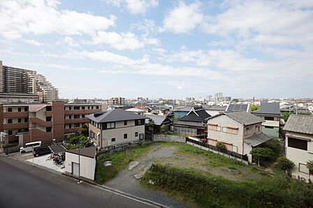 バルコニーからの眺め（南方向）［2026年4月28日撮影］眺望良好！周辺が店舗や事務所、工場が混在する住宅地です。