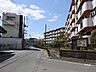 外観：敷地南側の前面道路。コンビニやスーパー、ドラッグストアや総合病院が徒歩10分圏内！周辺は飲食店も充実しており、生活がしやすい住環境！