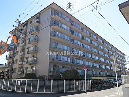 メガロコープ茨木?の外観（北西側から）室内廊下部分が少なく、居住空間を広く確保したプラン！洋室2部屋はLDKと隣接しており、家族と顔を合わせる機会が増えます！