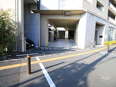 駐車場出入り口。中央環状線や産業道路が近くを走っており、車での移動が便利な立地!駐車場の最新の空き状況につきましてはお問い合わせください。