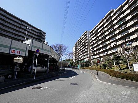 マンション内を走る二車線の通り。バスが通りますが、交通は少なめです。歩道も整備されており、小さなお子様も安全です!