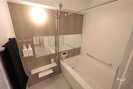 浴室［2026年8月20日撮影］交換済のきれいな浴室で1日の疲れをゆったりと癒すことができそうです！手すり付きです！