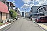 外観：物件の西側前面道路（北側から）［2026年8月4日撮影］鳥飼北小学校徒歩11分、第二中学校徒歩6分！コンビニやスーパー等買い物施設も徒歩圏内に揃う便利な立地！