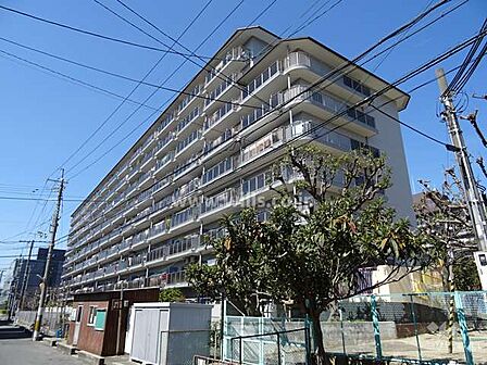 ローレルハイツ茨木1号棟(南東側から)全室洋室仕様の3LDK!収納力豊富で居住空間をより広く確保できます!家族が集うLDKは15帖!隣接する洋室と繋げて使うことも可能!
