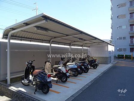 バイク置場もサイクルポート付きで、区割りされています。最新の空き状況につきましてはお問い合わせください。