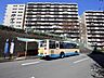 その他：敷地の中央付近にバス停があります。
