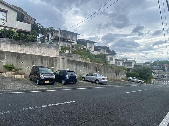 各戸に駐車場が...