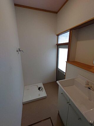 右側住居の内観...