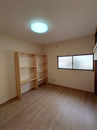 左側住居の内観...