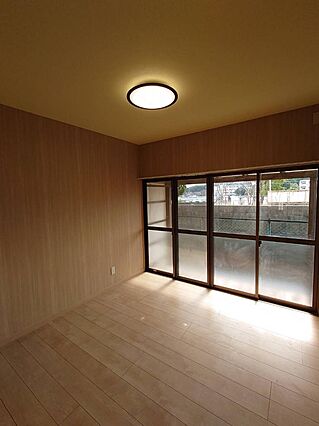 左側住居の内観...