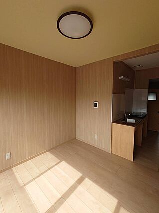 右側住居の内観...