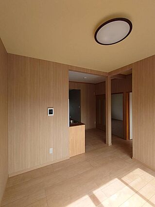 右側住居の内観...