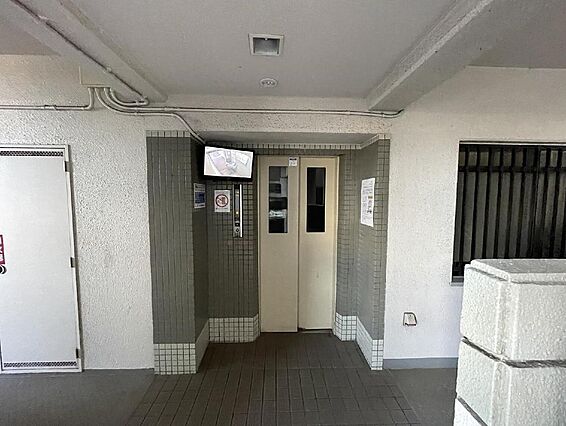 エレベーター内...