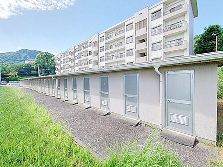 お部屋とは別に倉庫がついています。