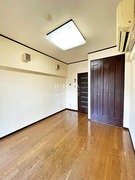 クローゼットには洋服や本を収納できるので、お部屋はすっきり広々と使うことができます。